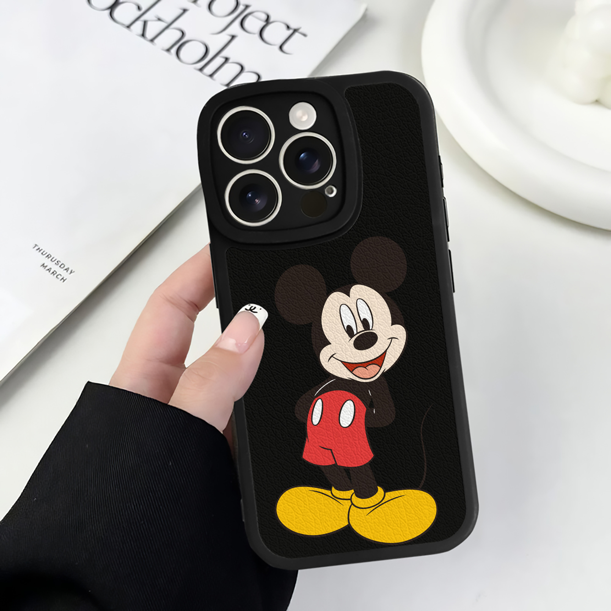 （画像用） ミッキーマウス Mickey Mouse 【iPhone 16シリーズ対応】シリコンスマホケース（レザー調） 材質：シリコン